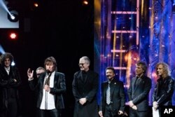 El locutor Howard Stern (izquierda), Richie Sambora, Hugh McDonald, Tico Torres, Jon Bon Jovi y David Bryan durante la ceremonia en el Salón de la Fama del Rock and Roll. Cleveland, Ohio. 14-4-18.