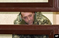 Simferopol'da (Akmescit) Rus mahkemesine çıkarılmış Ukrayna askeri (Kasım 2018)