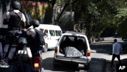 Polis Nasyonal Ayisyen transpote kadav jounalis ki mouri anba bal gang yo nan Potoprens, 7 Janv. 2022.