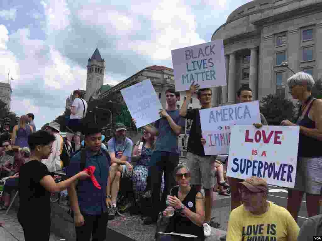在华盛顿自由广场上举行的对抗“团结右翼”团体的集会 (美国之音敏真)