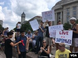 在华盛顿自由广场上举行的对抗“团结右翼”团体的集会 (美国之音敏真)