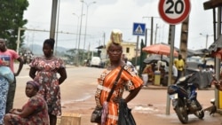 Vendeurs de rue à Noé, la ville frontalière entre la Côte d'Ivoire et le Ghana où les résidents n'ont pas pu traverser en raison de la pandémie de COVID-19 le 22 septembre 2021.