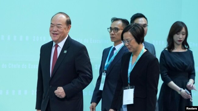 北京認可的澳門唯一的行政長官候選人賀一誠（左一）在澳門出席一個會議。