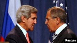 Menlu AS John Kerry (kiri) dan Menlu Rusia Sergei Lavrov (kanan) saling berjabat tangan seusai pertemuan yang membahas upaya mengakhiri program senjata kimia Suriah dalam konferensi pers di Jenewa (14/9).