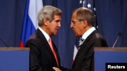 U.S. Secretary of State John Kerry (L) and Russian Foreign Minister Sergei Lavrov (R) shake hands after making statements following meetings regarding Syria, at a news conference in Geneva, Sept.14, 2013.