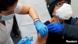 ARHIVA - Vakcinacija u Njujorku (Foto: REUTERS/Mike Segar)