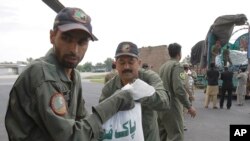 Pakistani soldiers load relief goods to a plane for earthquake victims, in Peshawar, Pakistan, Oct. 27, 2015. 