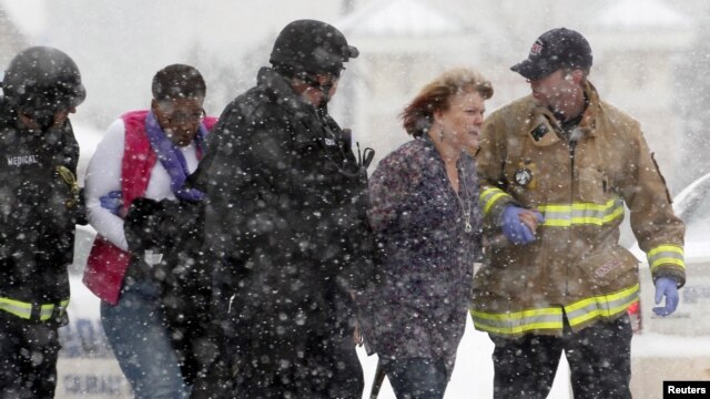 Dos mujeres son evacuadas de un edificio de Planned Parenthood, donde un sospechoso se atrincheró en Colorado Springs, Colorado. Nov. 27 de 2015.