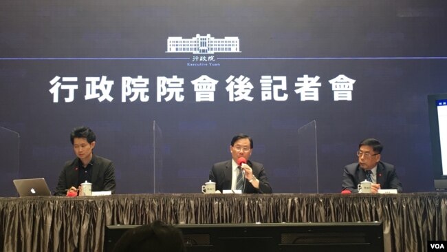 台湾经济部次长林全能（中）在6月4日针对“领航企业研发深耕计划”进行说明。（美国之音李玟仪摄）