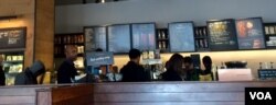 A line of customers waits to order at a Starbucks in northern Virginia on May 18, 2016. (VOA/Catherine Maddux)