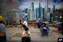 지난 7월 중국 베이징의 건설현장에서 노동자들이 휴식을 취하고 있다.