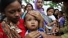 Ibu-ibu membawa putra mereka untuk menerima imunisasi DPT di Posyandu Desa Banyusoco, Gunung Kidul, Yogyakarta sebelum pandemi (foto: dok). Akibat pandemi, sekitar 800 ribu anak Indonesia belum menima imunisasi DPT. 