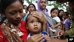 Ibu-ibu membawa putra mereka untuk menerima imunisasi DPT di Posyandu Desa Banyusoco, Gunung Kidul, Yogyakarta sebelum pandemi (foto: dok). Akibat pandemi, sekitar 800 ribu anak Indonesia belum menima imunisasi DPT. 