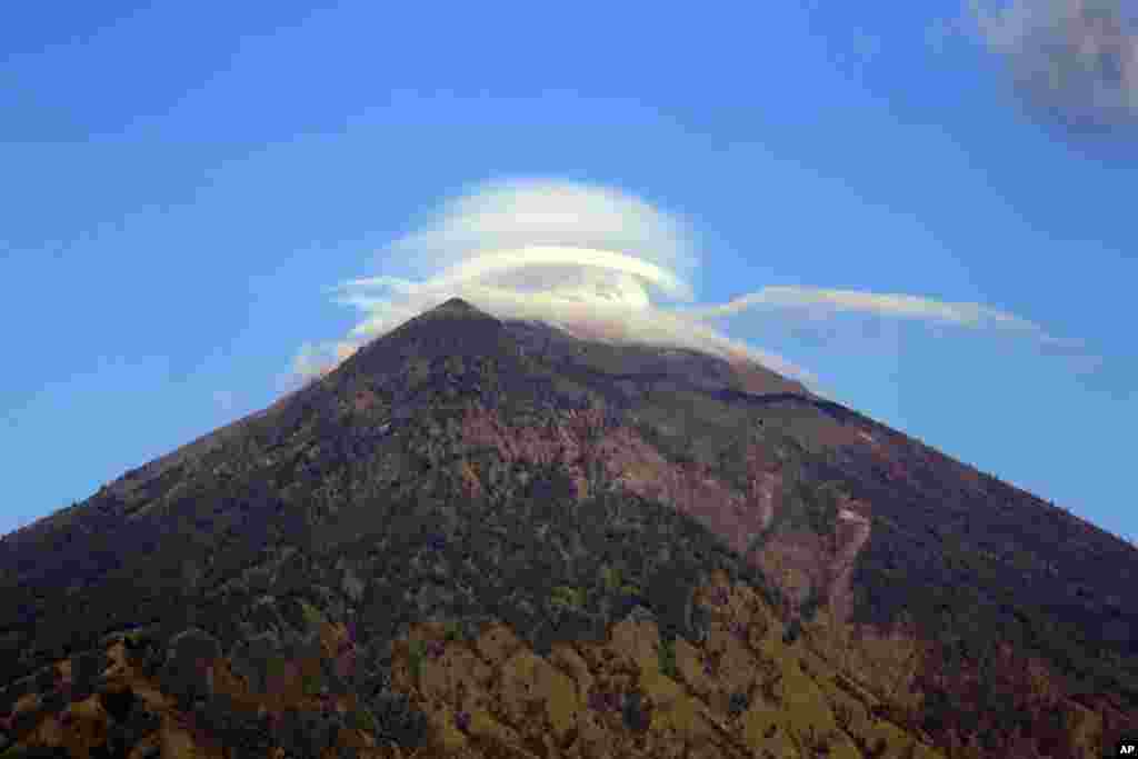 Mount Agung volcano is seen in Karangasem, Bali, Indonesia, Oct. 4, 2017. More than 140,000 people have fled from the surrounds of Mount Agung since authorities raised the volcano&#39;s alert status to the highest level on Sept. 22 after a sudden increase in tremors.