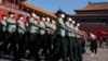 全国人大会议开幕当天的中国武警士兵。