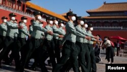 全国人大会议开幕当天的中国武警士兵。