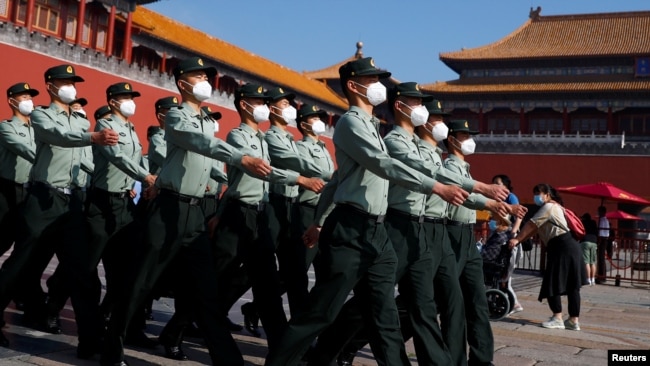 全国人大会议开幕当天的中国武警士兵。