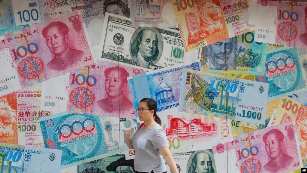 资料照片：一名女子正路过一家香港的外币兑换店。（2019年8月6日）(photo:VOA)