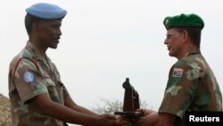 Chỉ huy lực lượng gìn giữ hòa bình LHQ, Derrick Mgwebi (trái) trao quyền chỉ huy lực lượng gìn giữ hòa bình cho ông Hein Visser thuộc Liên hiệp châu Phi tại Bujumbura hôm 28/12/2006.
