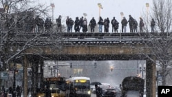 Pasajeros en Chicago esperan un tren mientras cae nieve el lunes 28 de enero de 2019. Las bajas temperaturas esperadas a fines de esta semana han hecho que los meteorólogos expresen preocupación por el intenso frío que se prevé.