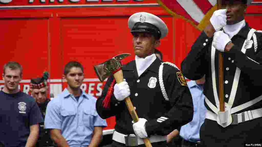 消防队员参加纪念仪式
