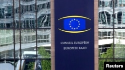 Archivo - Un logo de la Unión Europea es visto en la sede del Consejo Europeo en Bruselas, el 12 de octubre de 2012. 