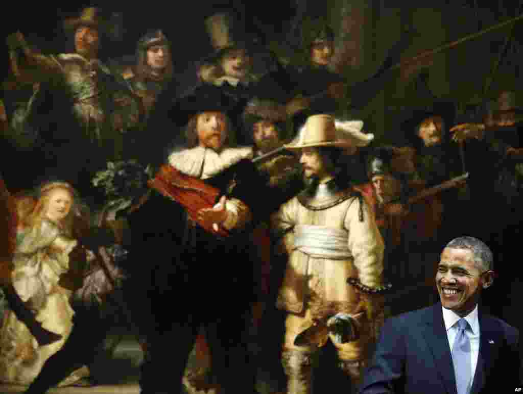 네델란드 암스테르담을 방문한 바락 오바마 미국 대통령이 레이크스 미술관 내 렘브란트의 거작 &#39;야간 순찰&#39; 앞에서 웃음을 짓고 있다. 오바마 대통령은 제 3차 핵안보정상회의 참석차 네델란드를 방문 중이다.