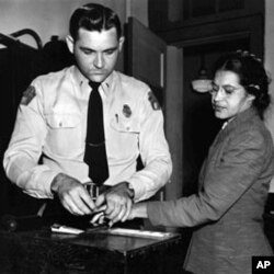罗莎.帕克斯1955年因为拒绝在公交车上为白人让座被逮捕，图为她在被捕后在阿拉巴马州蒙特马利县警察局打手印