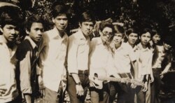 Các bạn lớp 12-A1 Nguyễn Bá Tòng Gia Định trong một buổi đi chơi ở Búng, Lái Thiêu năm 1973. Tác giả ở bìa phải. Lê Minh Châu, bìa trái, là chuẩn úy đã mất tích trong chiến tranh (Ảnh: Bùi Văn Phú)