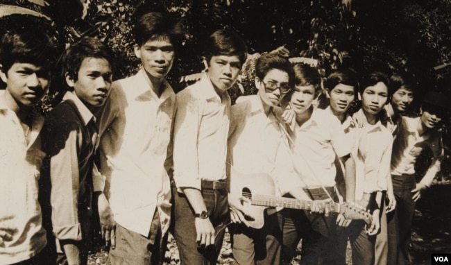 Các bạn lớp 12-A1 Nguyễn Bá Tòng Gia Định trong một buổi đi chơi ở Búng, Lái Thiêu năm 1973. Tác giả ở bìa phải. Lê Minh Châu, bìa trái, là chuẩn úy đã mất tích trong chiến tranh (Ảnh: Bùi Văn Phú)