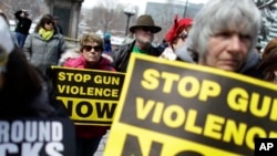 Những người ủng hộ an toàn súng ống cộng đồng và người dân tổ chức biểu tình để vinh danh các nạn nhân của bạo lực súng ống ở Denver.