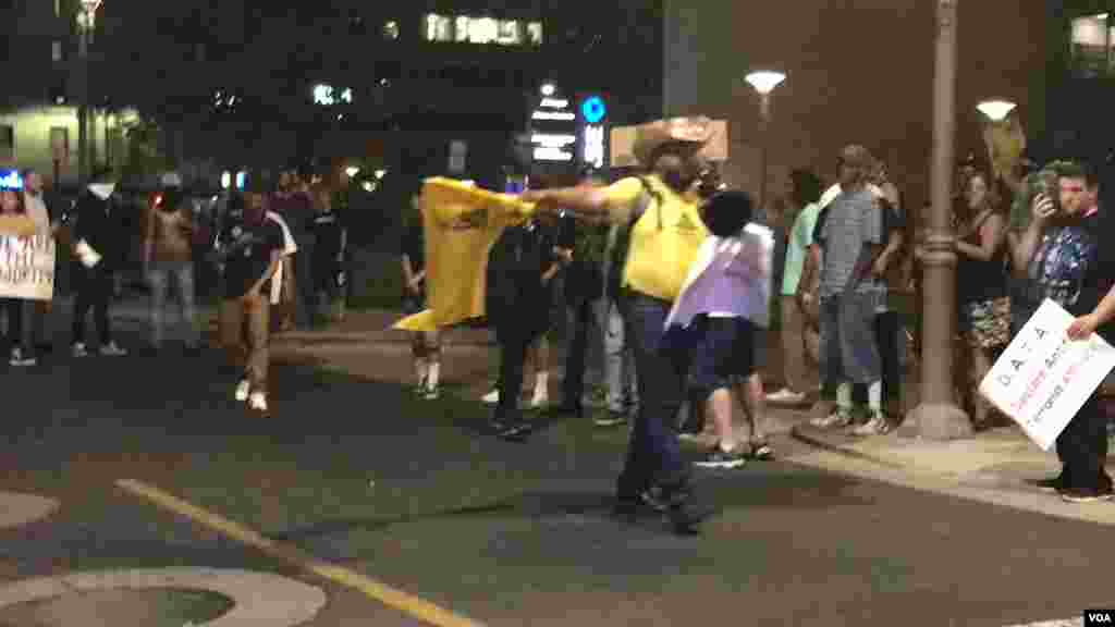 A Trump supporter holds a yellow flag that's says "Don't tread on me" which sparked strong reactions from anti-Trump protesters in Phoenix, Az., Aug. 22, 2017. (Photo: Celia Mendoza / VOA) 