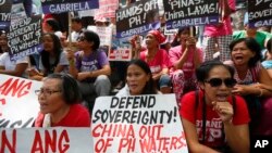 Protesters denounce China during a rally outside of the Chinese Consulate on July 12, 2016, in Makati city east of Manila, Philippines. (AP Photo/Bullit Marquez)