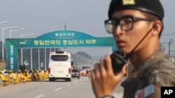 A bus carrying South Korean delegation leaves for North Korea's Kaesong city for a meeting, at the Unification bridge in Paju near the border village of Panmunjom, South Korea, Aug. 14, 2013.