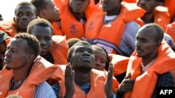 Des migrants dans un canot pneumatique sont secourus au large des côtes libyennes par le Topaz Responder, un navire de sauvetage géré par l'ONG maltaise «Moas» et la Croix-Rouge italienne, le 4 novembre 2016.