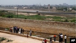 پی این ایس مہران کی ایک بیرونی دیوار اور اس سے ملحق نالہ