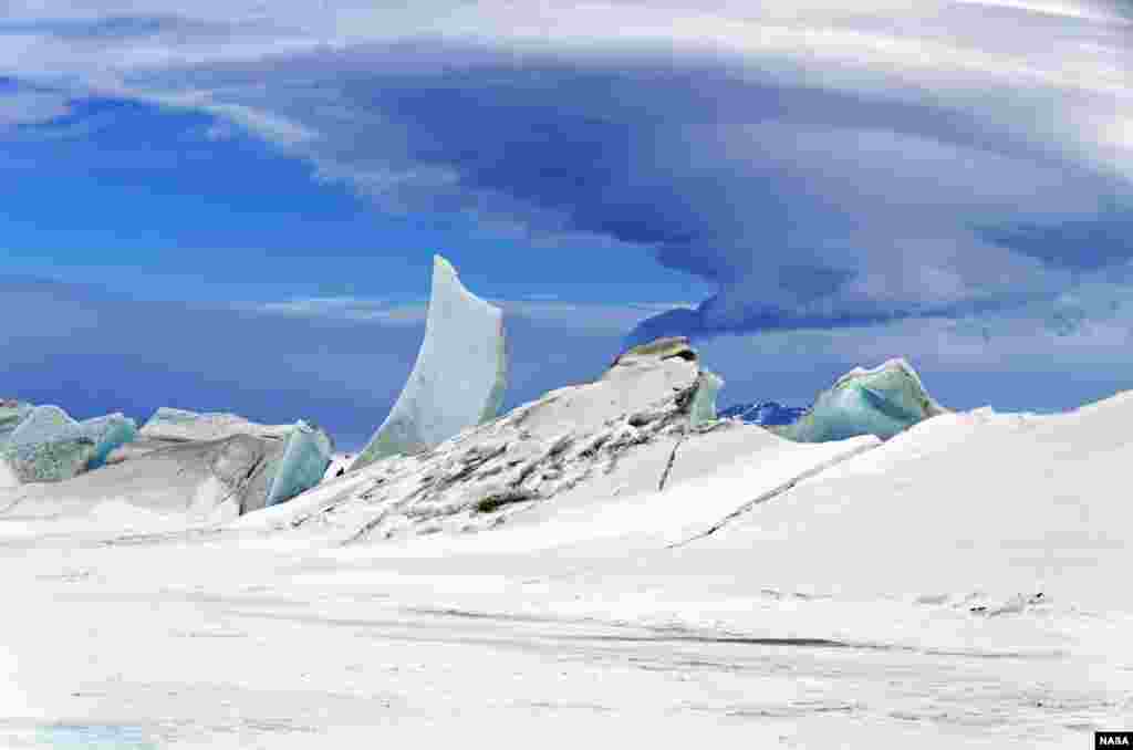 A multi-layered lenticular cloud hovering near Mount Discovery, a volcano about 70 kilometers (44 miles) southwest of McMurdo Station on Antarctica&rsquo;s Ross Island.(Credit: IceBridge project scientist Michael Studinger)