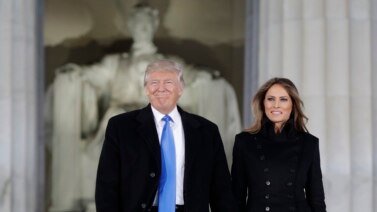 Tổng thống đắc cử Donald Trump và vợ Melania Trump đến dự buổi hoà nhạc tại Đài tưởng niệm Lincoln ở thủ đô Washington, 19/1/2017.