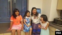 지난달 2일 워싱턴 DC에서 미얀마 출신 이민가정 어린이들과 대화하며 웃고 있는 마이라 다이가포(오른쪽 두번째).