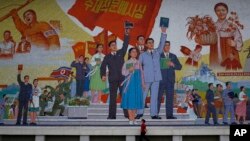 북한 평양의 예술영화촬영소 외부에 설치된 대형 선전 벽화. (자료사진)