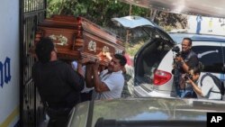 Familiares cargan el ataúd con los restos del periodista Jorge Celestino Ruiz Vázquez, en Actopan, Veracruz, el sábado 3 de agosto de 2019. (AP Foto/Félix Márquez)