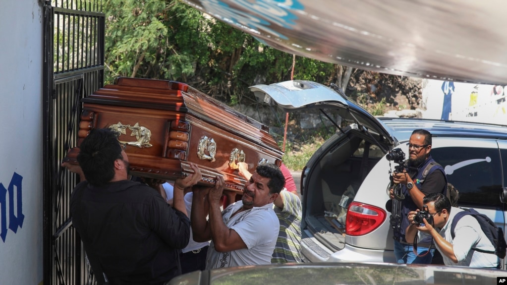 Según el CPJ, México es el segundo país del mundo más peligroso para los periodistas. En la foto, familiares cargan el ataúd con los restos del periodista Jorge Celestino Ruiz Vázquez, asesinado en agosto de 2019.