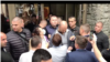 Članovi Demokratske stranke i pripadnici privatnog obezbeđenja koje sprečava neke od njih da uđu u salu na zakazanu sednicu Glavnog odbora DS, ispred zemunskog pozorišta Madlenijanum, u Beogradu, 21. juna 2020. (Foto: Screenshot Twitter naloga DS)