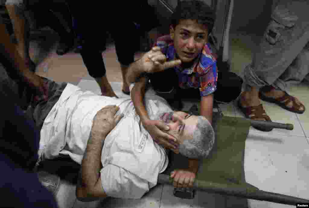 اسرائیلی فوج کی شیلنگ سے زخمی ہونے والے ایک شخص کو اسپتال میں جگہ نہ ہونے کے باعث زمین پر ہی لٹا رکھا ہے