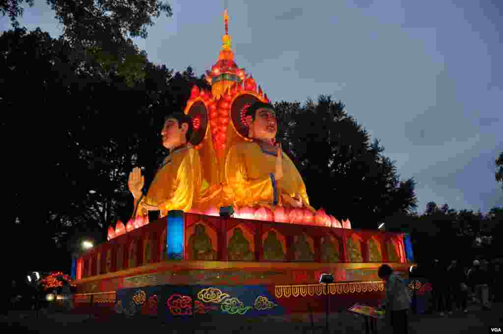 An enormous, four-faced Buddha oversees the Chinese Lantern Festival at the Missouri Botanical Garden. (V. LaCapra/VOA)