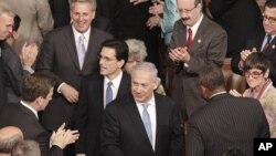 以色列總統內塔尼亞胡(中)星期二出席美國國會聯席會議發表講話
