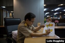 លោក Methipot Chatameteekul​ នាយក​ផ្នែក​គ្រប់គ្រង​ជំងឺ​ឆ្លង​នៅ​ការិយាល័យ​រដ្ឋបាល​ក្រុង​បាងកក បង្ហាញផែនទីទីក្រុងបាងកកតាមខណ្ឌនីមួយៗ ដែលមានករណីឆ្លងជំងឺគ្រុនឈាម។ ពណ៌ក្រហមបង្ហាញពីតំបន់ដែលមានករណីឆ្លងជំងឺគ្រុនឈាមធ្ងន់ធ្ងរ រីឯពណ៌លឿងបង្ហាញពីករណីជំងឺគ្រុនឈាមបច្ចុប្បន្ន។