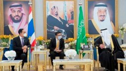 Perdana Menteri Thailand Prayuth Chan-ocha (kiri) berbicara dengan Pangeran Mohammed bin Abdulrahman bin Abdulaziz, Wakil Gubernur Riyadh, Selasa, 25 Januari 2022. (Saudi Press Agency, SPA via AP)