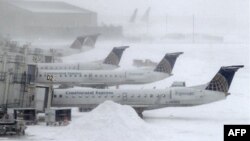 Tuyết phủ trên các máy bay trong Phi trường Quốc tế Hopkins ở Cleveland, Ohio