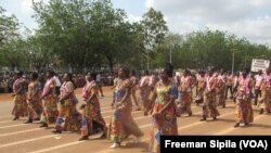 Les Centrafricains célèbrent la fête nationale à Bangui, Centrafrique, le 1er décembre 2016. (VOA/Freeman Sipila)